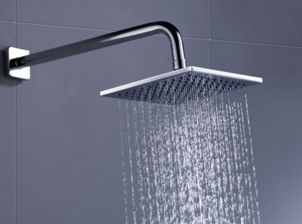 Fluitende douche: kalkafzetting en hoge waterdruk veroorzaken een piepend geluid in de douchekop"